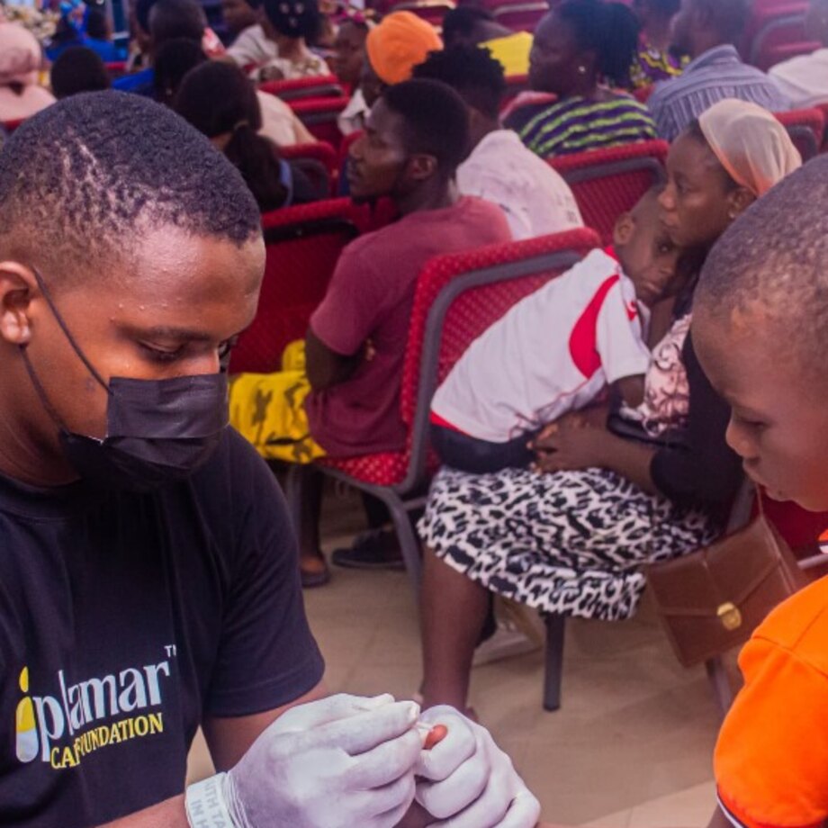 Iphamar volunteers supporting a community member at the Ajasa outreach